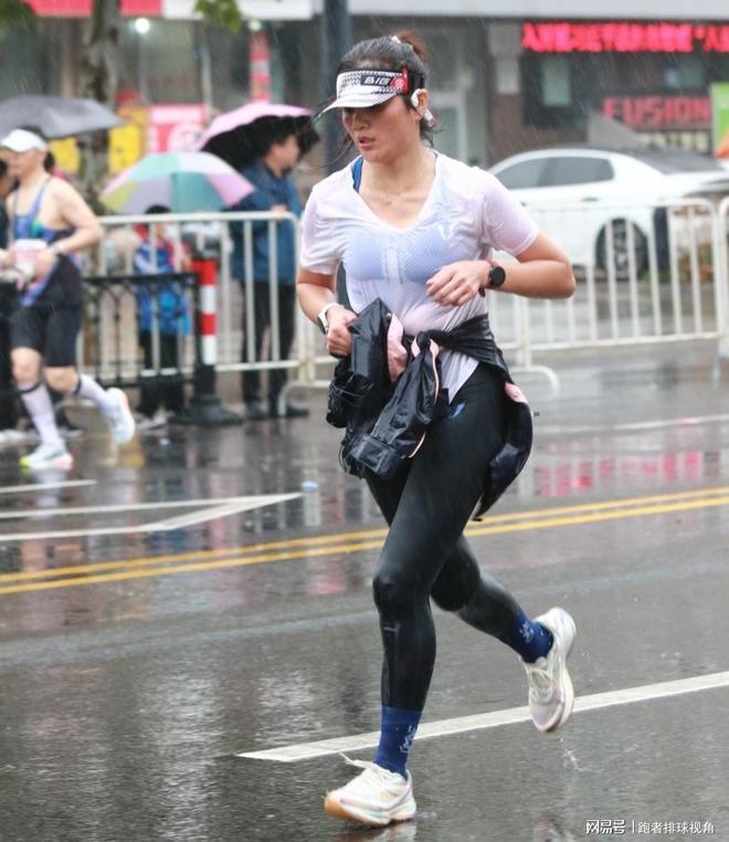 关于骑虎难下！选手勇敢面对压力取得胜利的信息