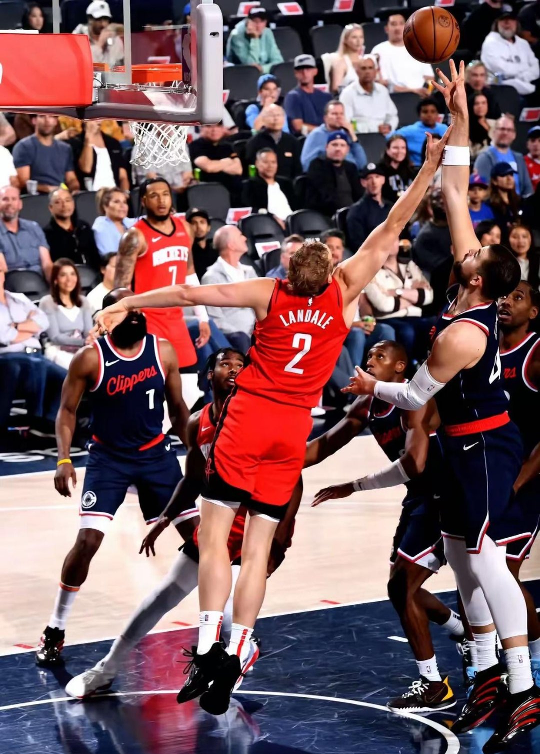 火箭险胜湖人，利拉德精准绝杀的简单介绍