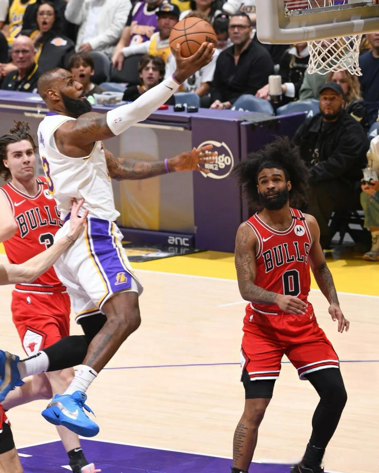 湖人遭小牛逆转：詹姆斯砍下32分敌手逆袭的简单介绍