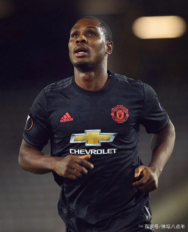 球队新人李七表现抢眼，获得球迷喜爱